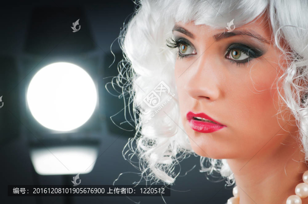 年輕迷人的女孩在工作室拍攝