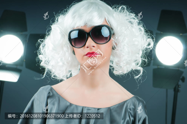 年輕迷人的女孩在工作室拍攝