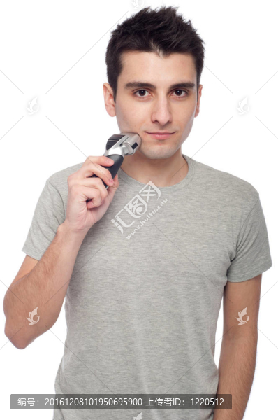年輕男子剃須