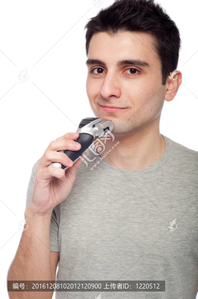 年輕男子剃須