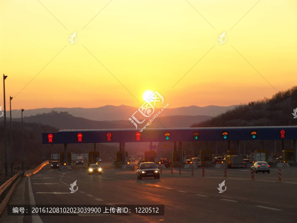 高速公路上的日落