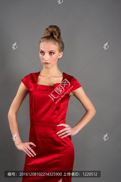 性感苗條女子穿著紅色連衣裙