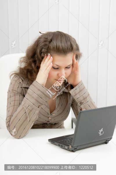 疲憊的女孩與筆記本電腦