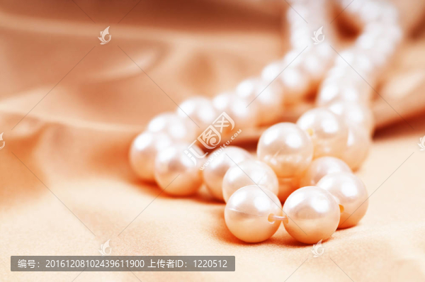珍珠項鏈亮緞背景