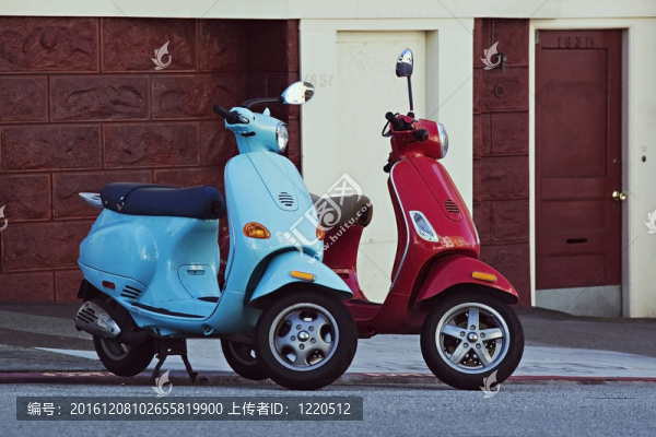 兩輛摩托車在下坡的街道在三藩