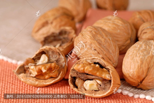 在桌子上裂開(kāi)的核桃