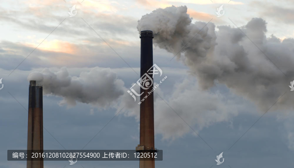 兩個煙囪濃煙滾滾的烏云