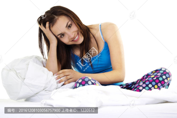 穿睡衣的年輕女子