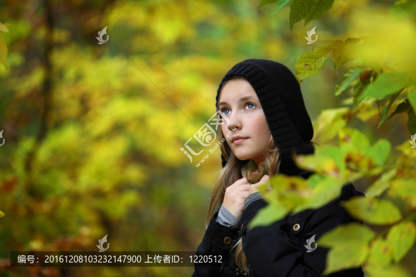秋天的公園里有一個(gè)女孩