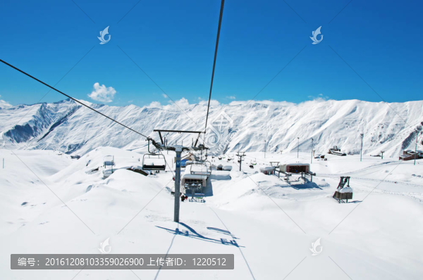 明亮冬日的滑雪升降椅
