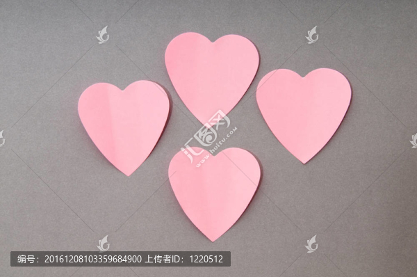 心形粘在背景上的音符
