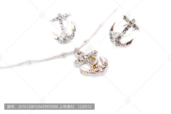 項鏈和耳環(huán)