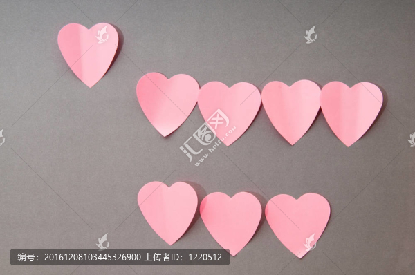 心形粘在背景上的音符