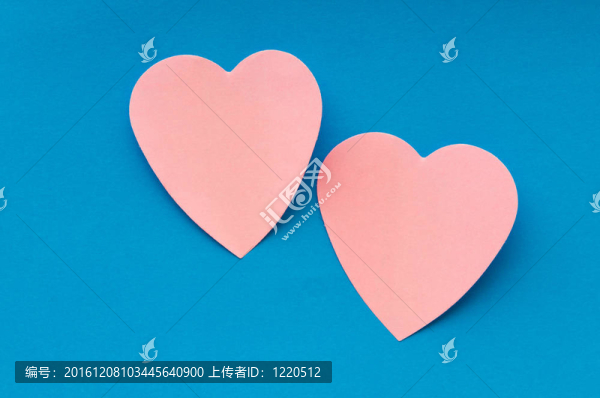 心形粘在背景上的音符