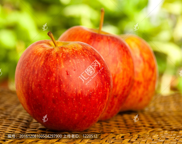 在柳條紅蘋果