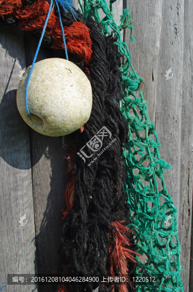 彩色漁網(wǎng)和浮標(biāo)