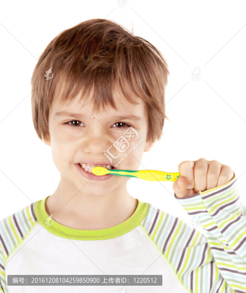 帶牙刷的小男孩