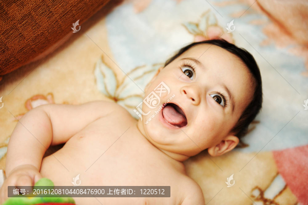 可愛迷人的嬰兒笑；肖像；戶外