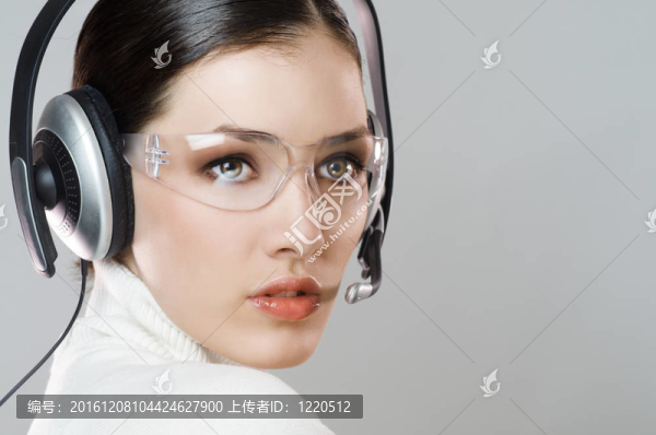 戴著耳機