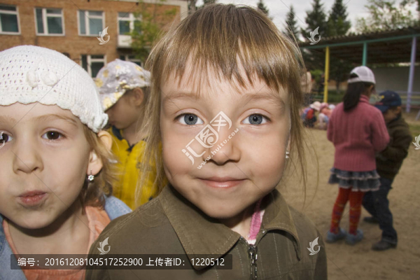 幼兒園里的孩子夏天快樂。