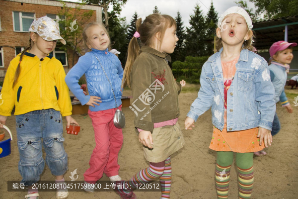 幼兒園里的孩子夏天快樂。