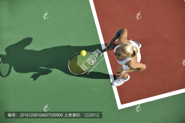 年輕女子戶外打網(wǎng)球