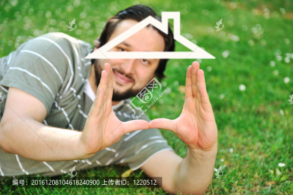 人手拿著小房子