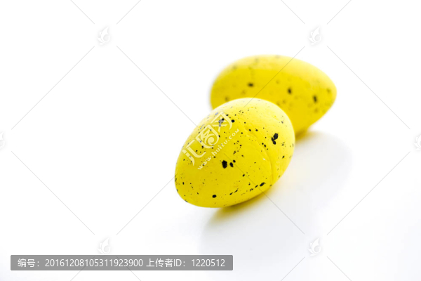 兩個黃色復(fù)活節(jié)彩蛋