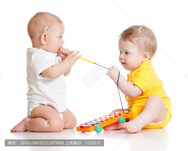 有趣的孩子玩音樂玩具。孤立在白色背景