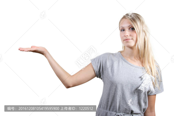 展示產(chǎn)品的女性