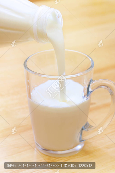 將酸奶倒入玻璃杯