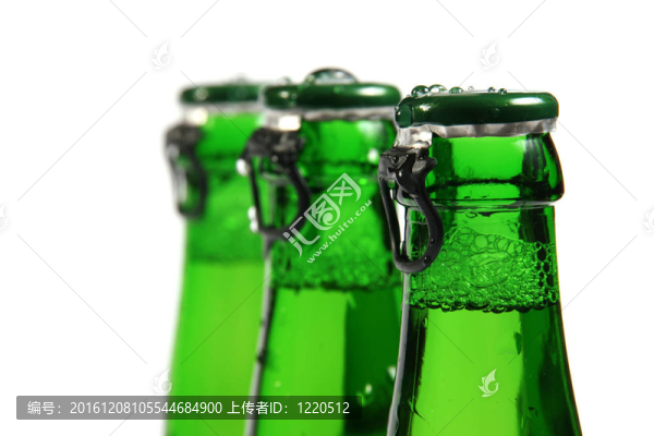三瓶綠色啤酒