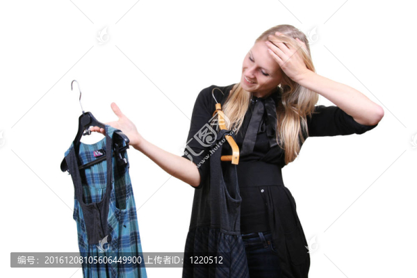 女人選擇兩件衣服