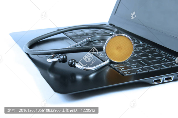 在筆記本鍵盤的聽診器