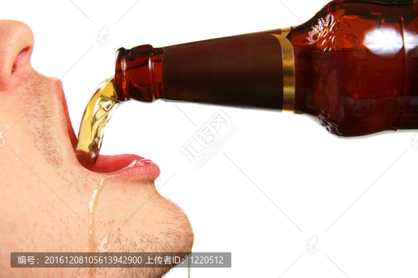 啤酒被從瓶子里倒入口中