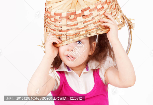 漂亮的帶籃子的小女孩