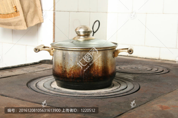 舊廚灶上的鍋