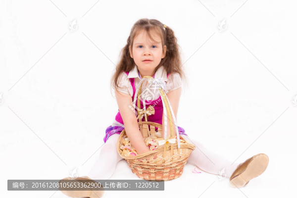 漂亮的帶籃子的小女孩