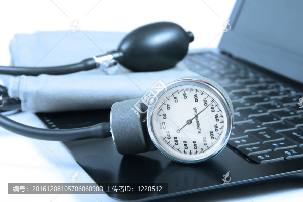 電腦鍵盤(pán)上的血壓儀