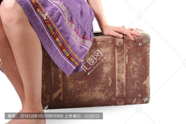 坐在舊衣箱上的女人