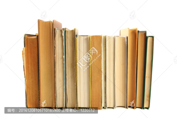 白色的書排成一排