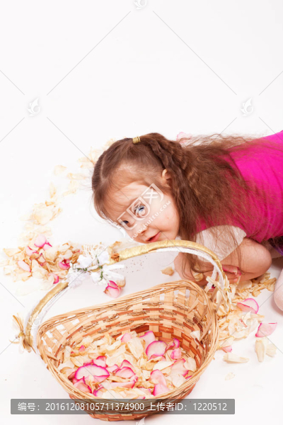 漂亮的帶籃子的小女孩