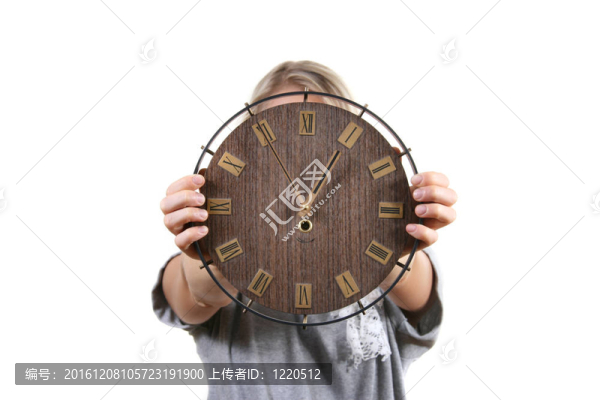 在前面拿著時(shí)鐘的女人