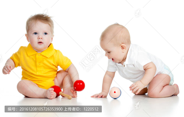 音樂玩具小孩。白色背景孤立