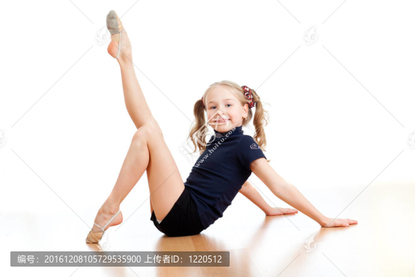 年輕漂亮女孩在地板上做體操