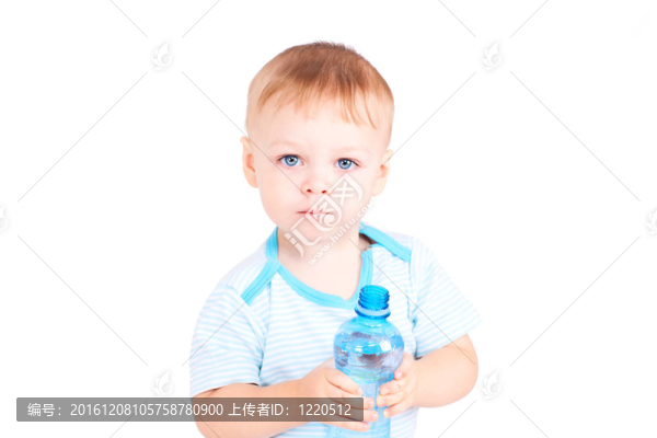 孩子拿著一瓶水