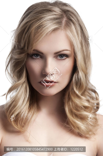 金發(fā)年輕女孩與時髦的頭發(fā)