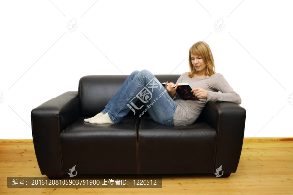 女人躺在沙發(fā)上看書