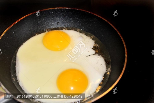 兩個雞蛋在煎鍋里煎