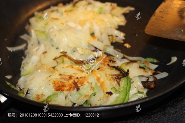 油炸土豆；洋蔥和青椒